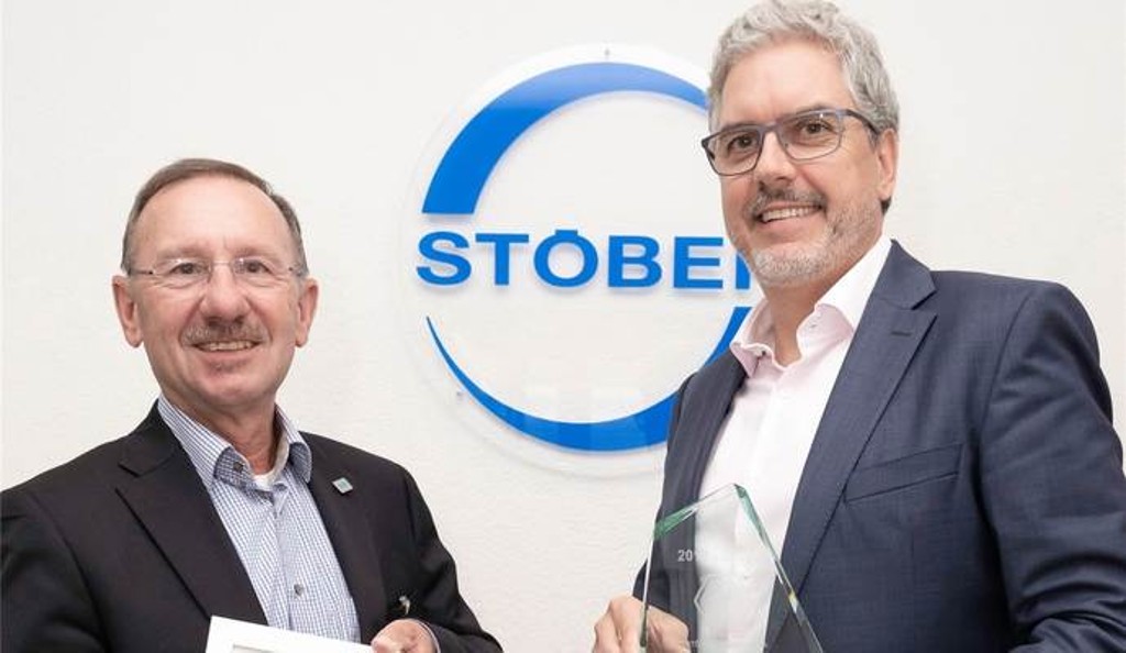 SWP-Chef Herbert Marquard (links) überreicht Patrick Stöber das Öko-Zertifikat (Quelle: PZ NEWS 12.07.19)
