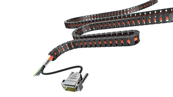 Image 2: STOBER OCS in combination with the newly developed HEIDENHAIN EnDat® 3 interface in the cable carrier: up to 50 meters without chokes.