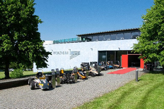 Los alumnos celebran este año un aniversario con el que ya es el décimo coche de carreras.