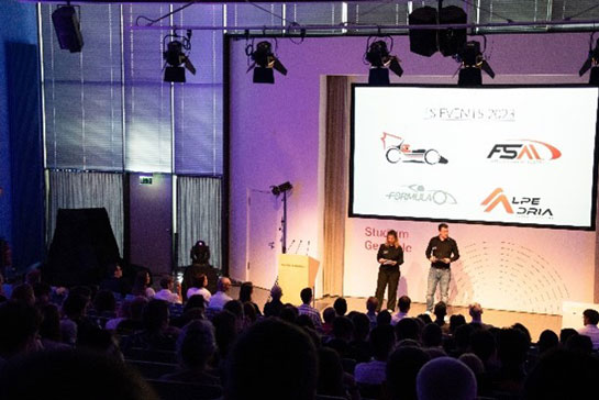 Lors de la première sortie, les animateurs Alexander Schubert et Cora Straubinger ont présenté la RSP23, autre nom de la voiture de course, au public.